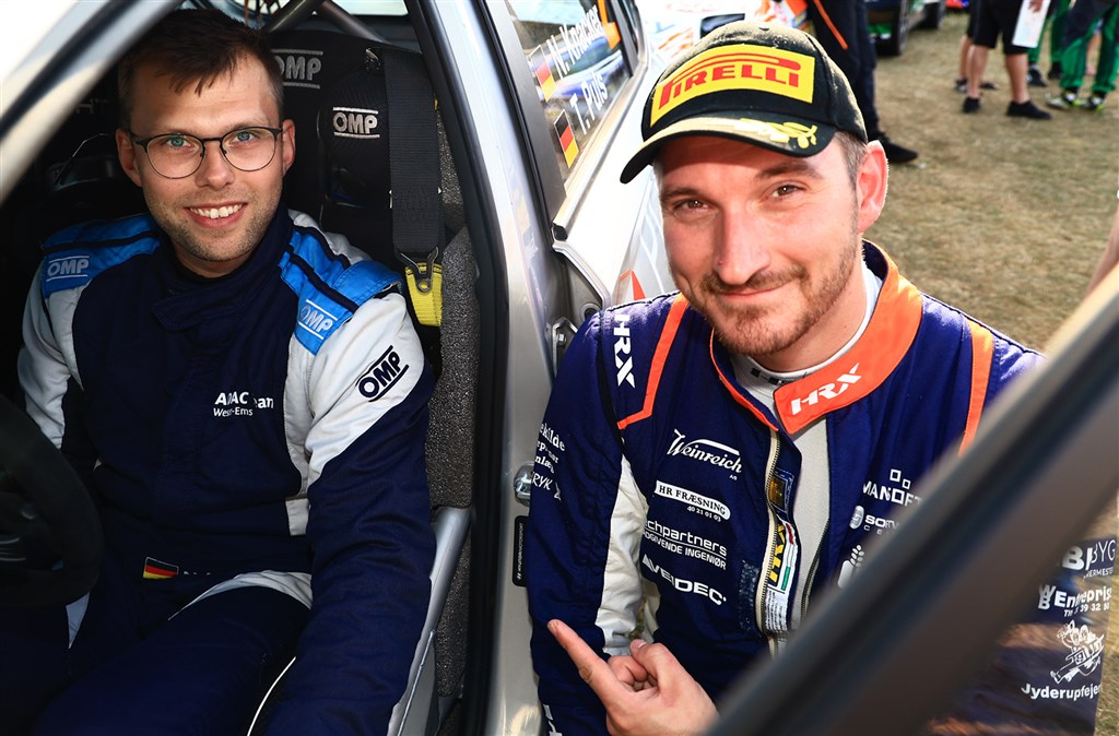 Simon Vallentin og den tyske konkurrent Nico Knacker, som kørte efter point til en podieplads i det tyske rallymesterskab. Simon Vallentin og Karsten Isaksen fik klemt sig ind mellem vinderen Dennis Rostek og Nico Knacker på tredjepladsen. Dansk placering i Top 3. Mission completed!
(Foto: Sascha Dörrenbacher)